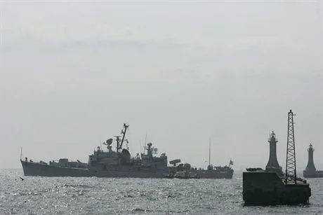 Cwiczeniach NATO pod kryptonimem Noble Mariner 07. Manewry sa sprawdzianem elitarnych jednostek Sil Odpowiedzi Sojuszu Polnocnoatlantyckiego. Odbywaja sie na wodach Baltyku, Morza Polnocnego i w Ciesninach Baltyckich. Polskie sily morskie wystawily komponent okretowy, lotnictwo morskie oraz jako jeden z gospodarzy manewrow, zabezpieczenie logistyczne, hydrograficzne i meteorologiczne.Nz. okrety wojenne wyplywanajce na manewry z Portu Wojennego w Gdyni Oksywiu.14.05.2007fot. Wojtek Jakubowski  KFP