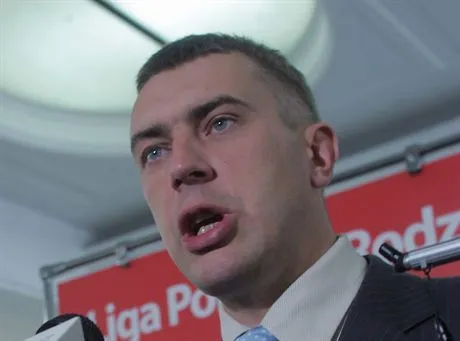 Roman Giertych uśmiecha się do emerytów