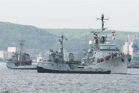 Cwiczeniach NATO pod kryptonimem Noble Mariner 07. Manewry sa sprawdzianem elitarnych jednostek Sil Odpowiedzi Sojuszu Polnocnoatlantyckiego. Odbywaja sie na wodach Baltyku, Morza Polnocnego i w Ciesninach Baltyckich. Polskie sily morskie wystawily komponent okretowy, lotnictwo morskie oraz jako jeden z gospodarzy manewrow, zabezpieczenie logistyczne, hydrograficzne i meteorologiczne.Nz. okrety wojenne wyplywanajce na manewry z Portu Wojennego w Gdyni Oksywiu.14.05.2007fot. Wojtek Jakubowski  KFP