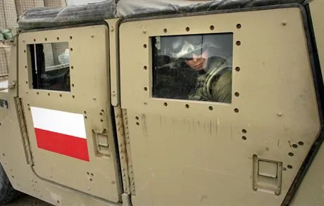 04.04.2007 Irak Camp Echo Divanija wizyta ministra Obrony Narodowej Aleksandra Szczyglo w Iraku w Camp Echonz polski zolnierz w samochodzie Hummer HumvieFot. Wojciech Grzedzinski