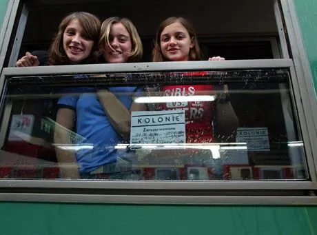 28.06.2004 Kielce - Zaczely sie wakcje. Dzieci z Kielc wyjezdzaja na kolonie do Leby. Pozegnanie z rodzina na peronie. Dzieci, dziecko,  wakacje, wypoczynkek, pociag, PKP, wagon, lato, podroz, kolejFot. Dariusz GacekREPORTER