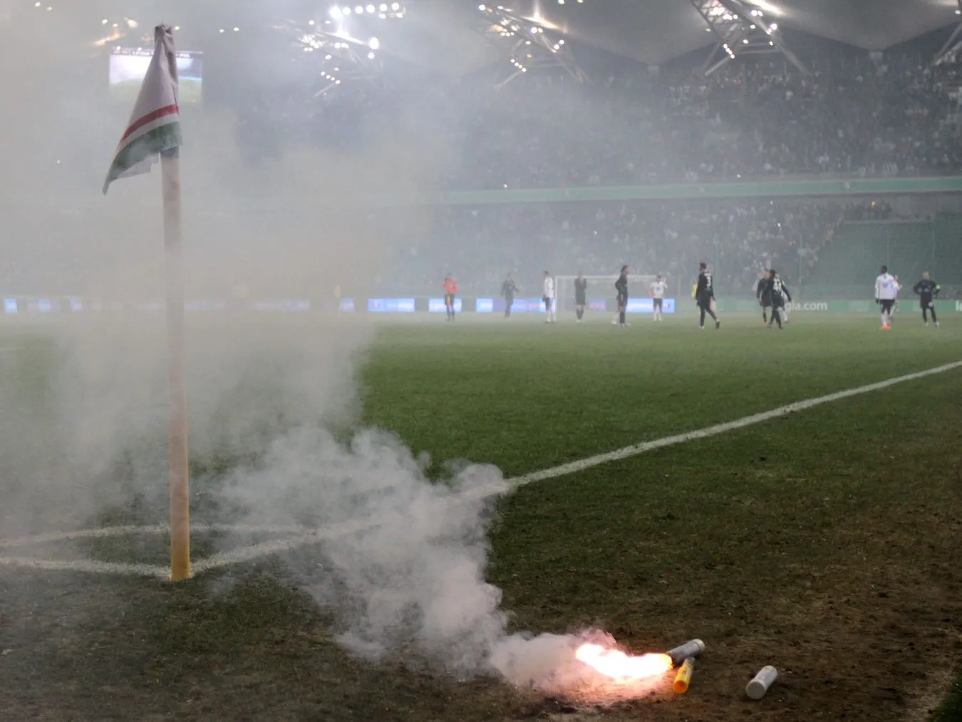 Trybuna na Legii zamknięta. Za rzucanie petard