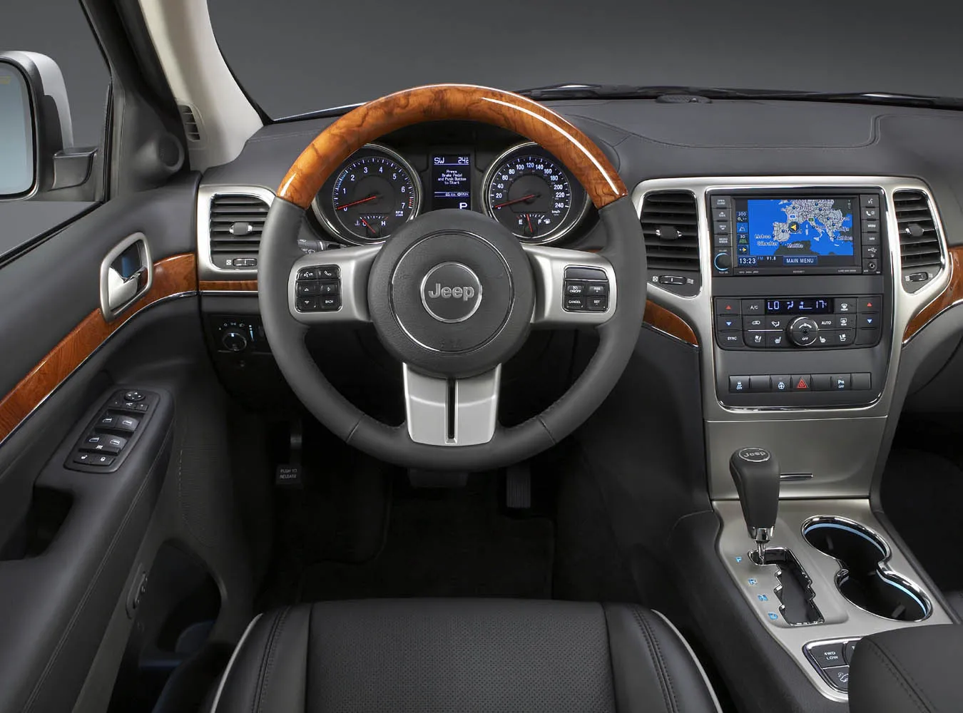 1882318-jeep-grand-cherokee-013jp.jpg