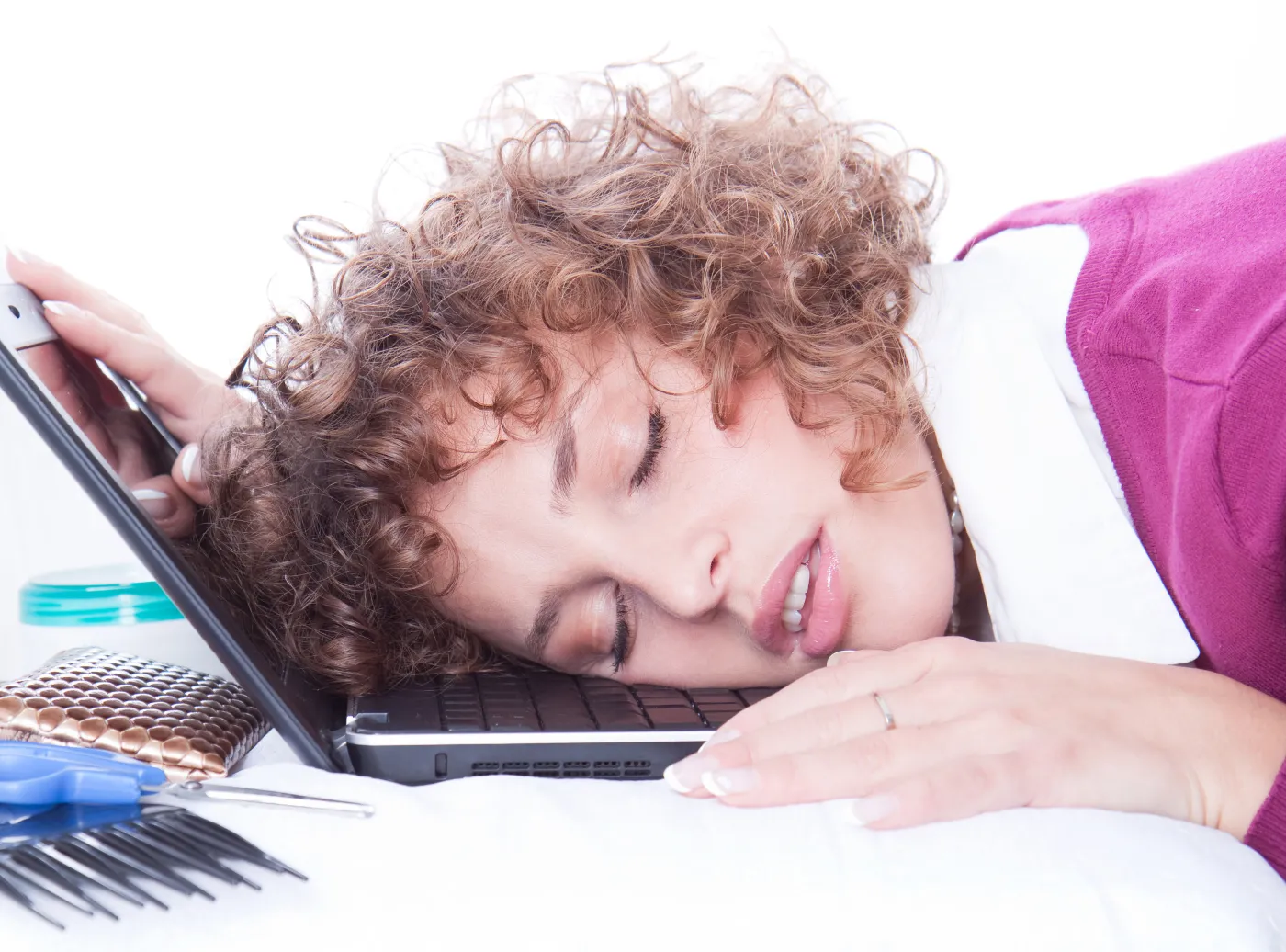 sen kobieta laptop drzemka