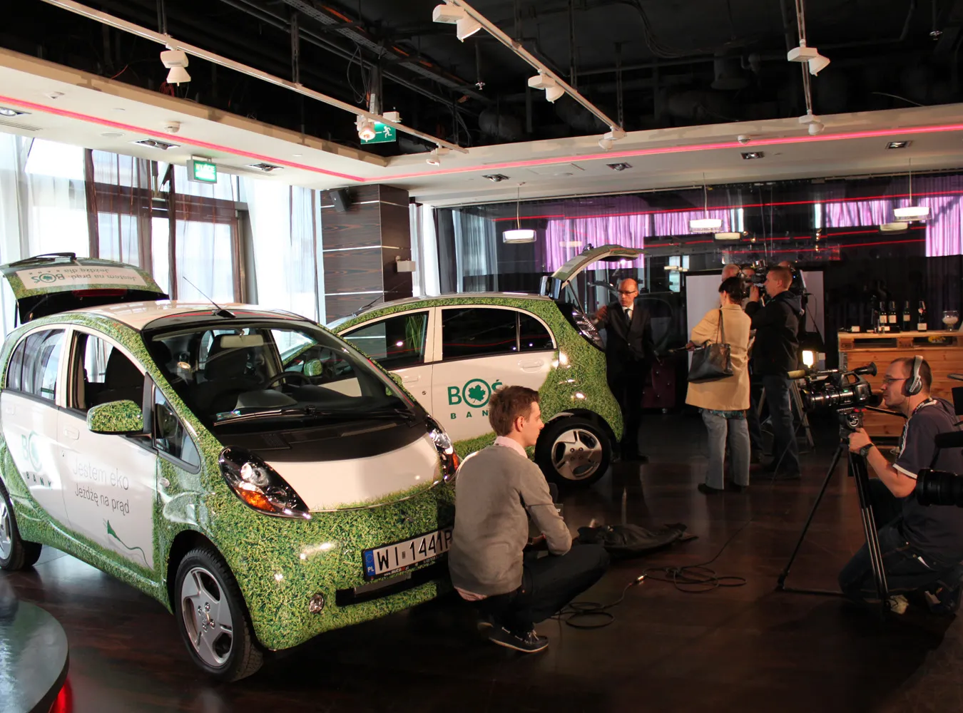 1942338-mitsubishi-i-miev-bos-bank.jpg