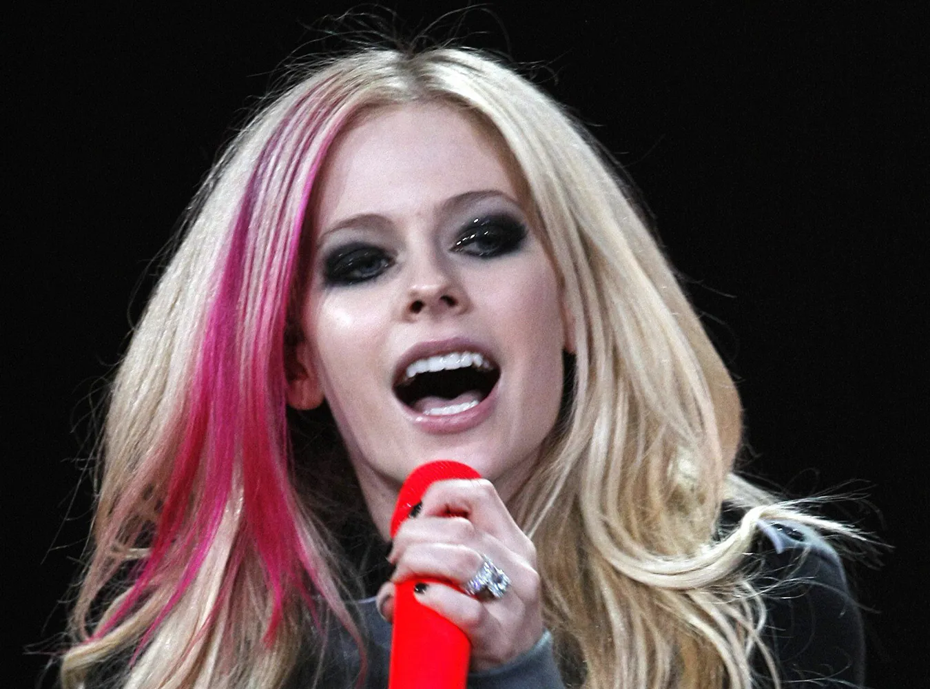 Canadian singer Avril Lavigne performs during the World Music Awards in Monte Carlo November 4, 2007. The World Music Awards honours the best selling recording artists from around the world. REUTERSEric Gaillard    MONACO