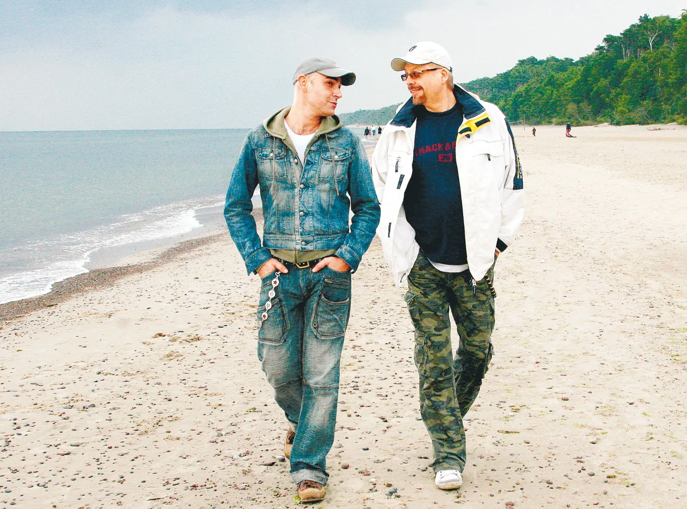 Tomasz Raczek i jego partner nad morzem