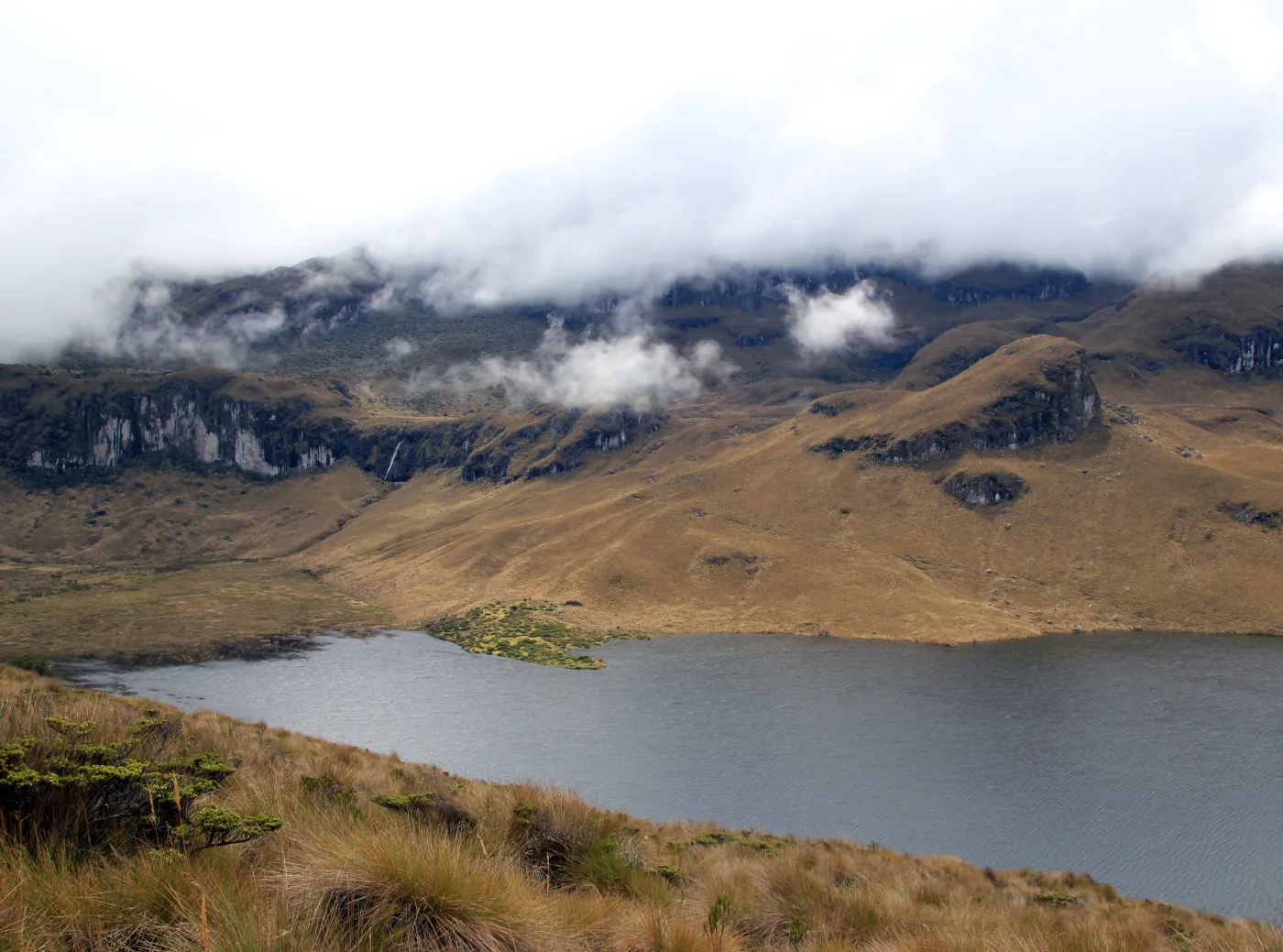 2139437-kolumbia-laguna-del-otun.jpg