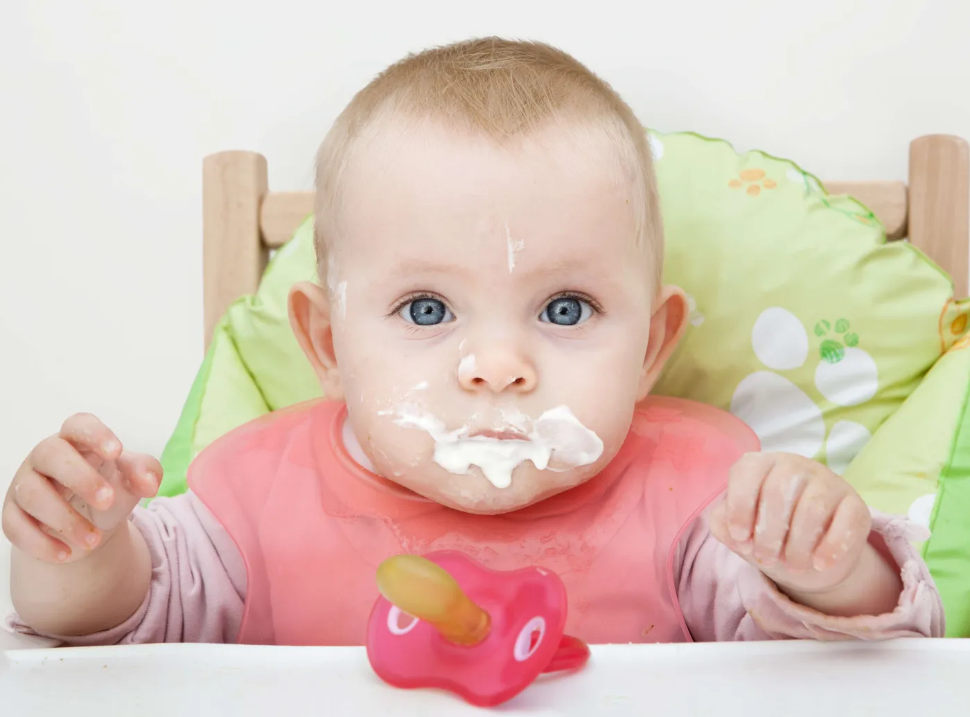 niemowlę jedzenie dziecko