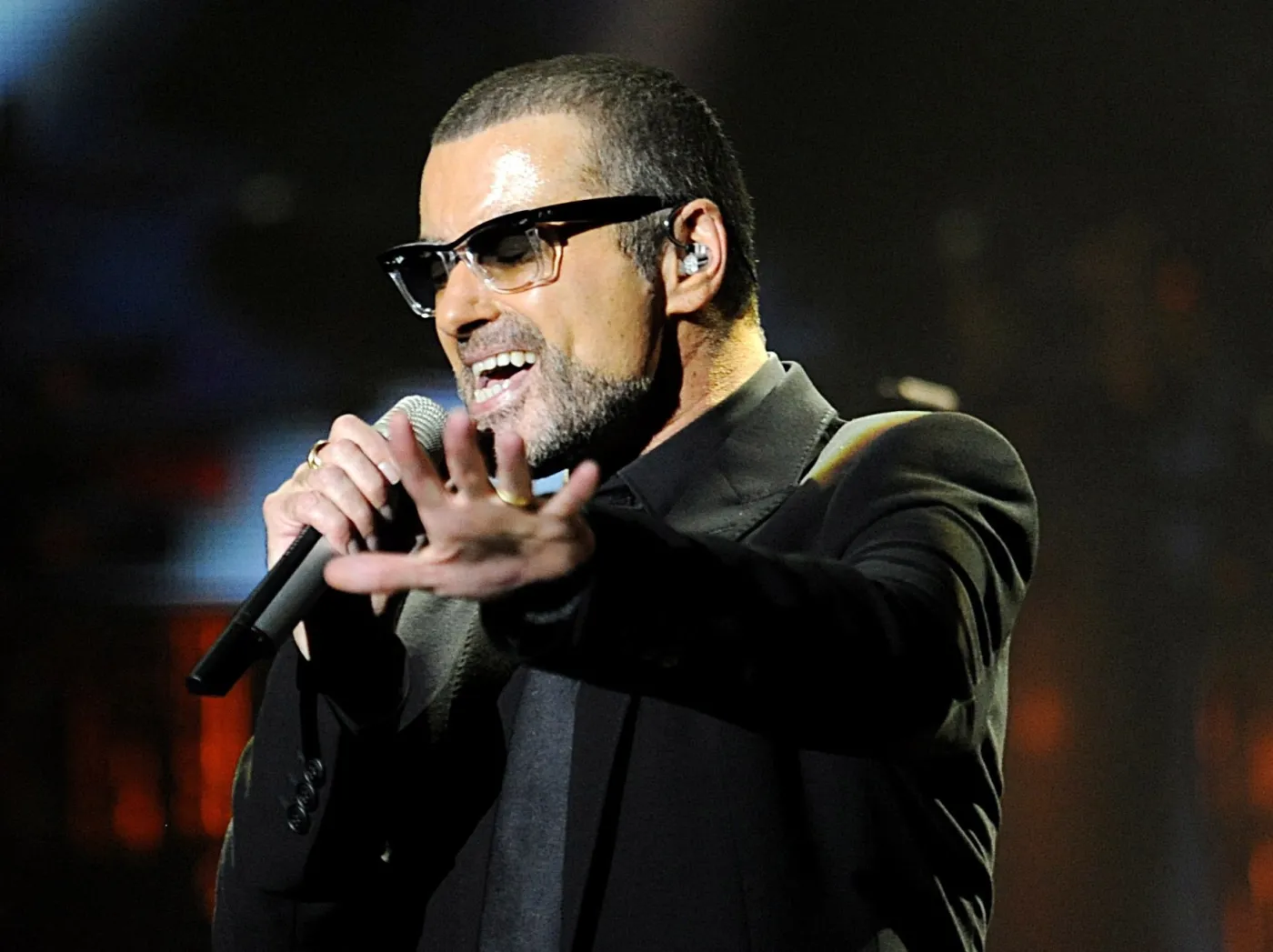 2406340-george-michael-zlozyl-hold.jpg