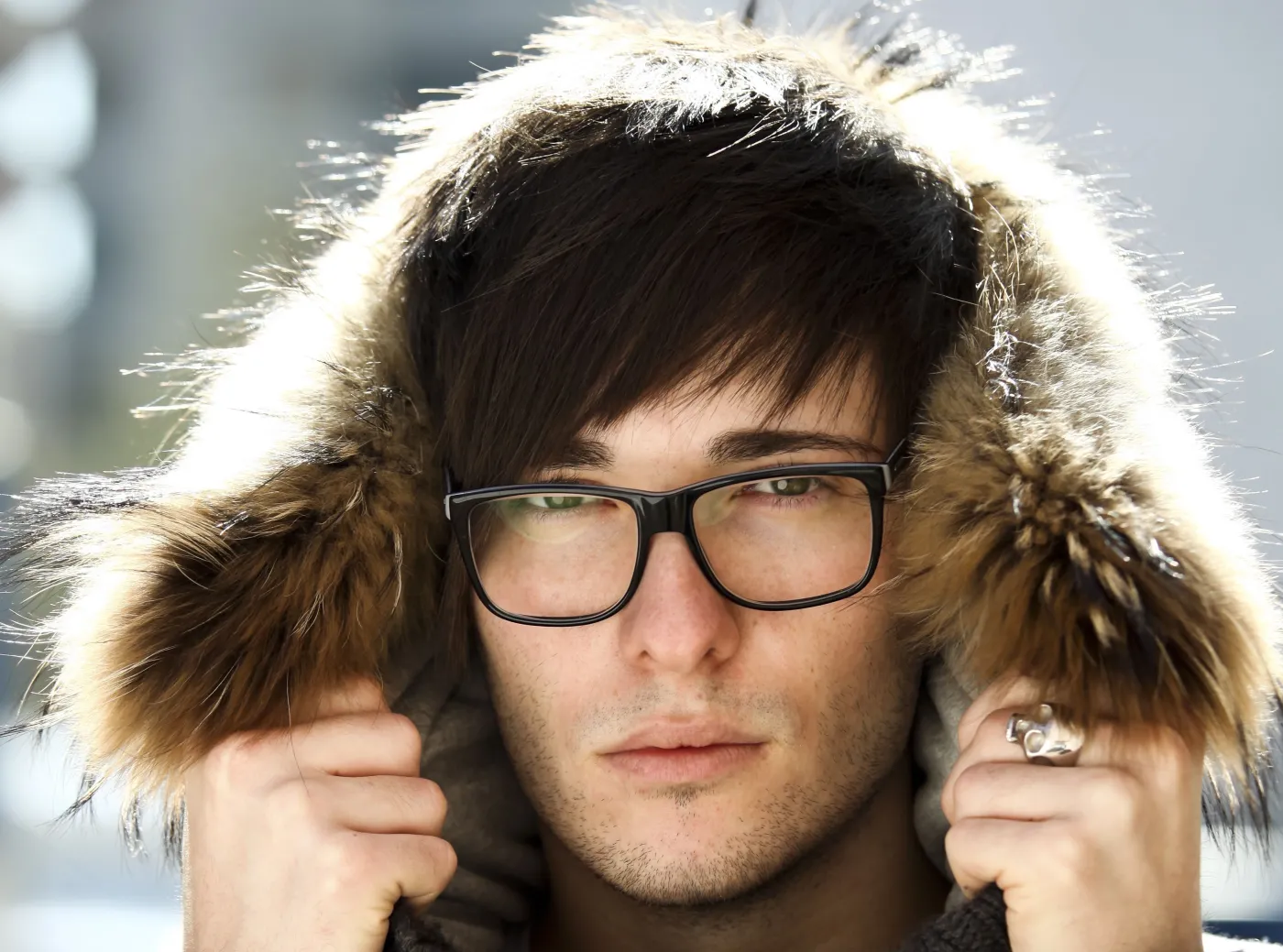 mężczyzna w okularach zima