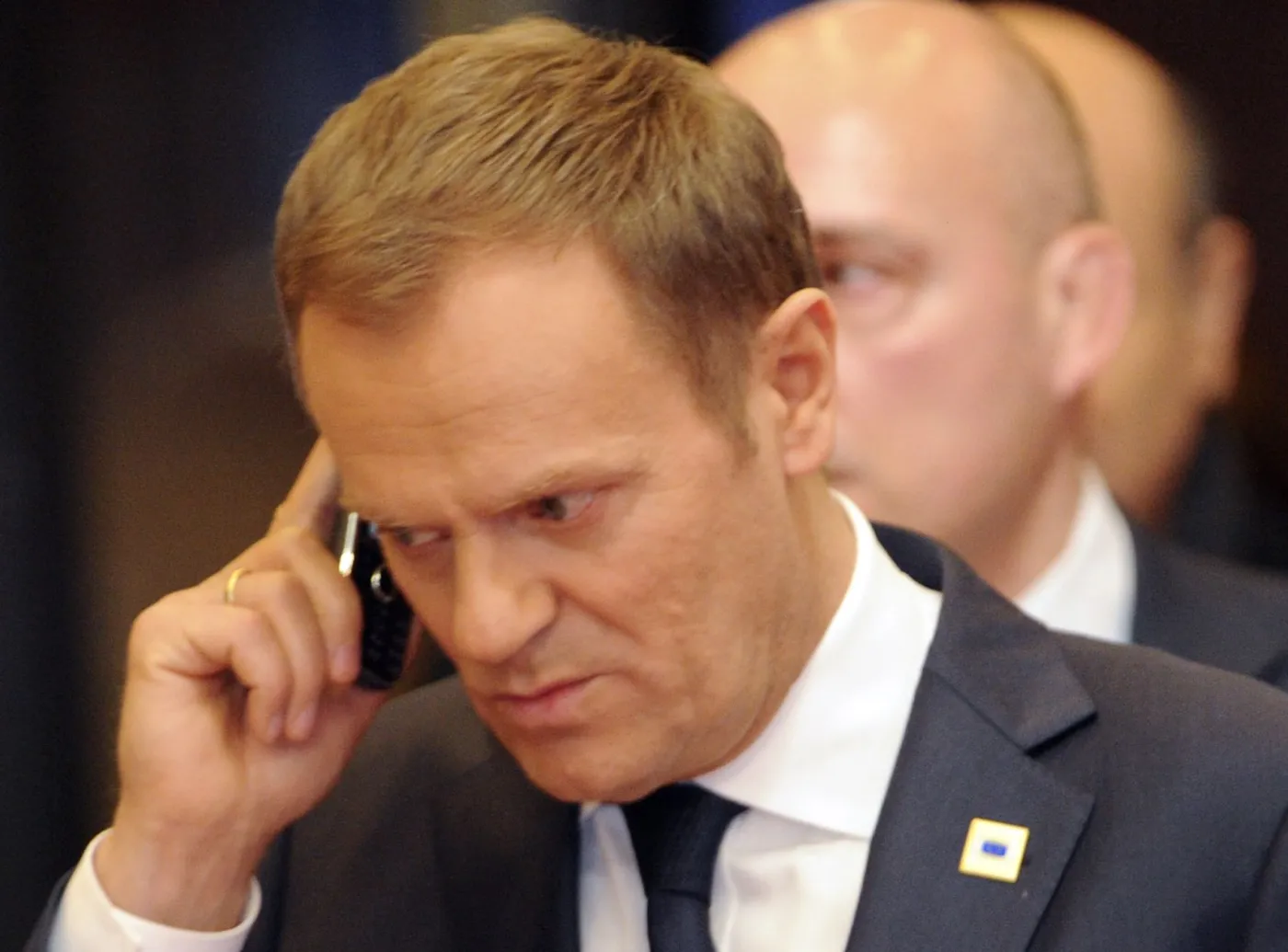 donald tusk dzwoni telefon