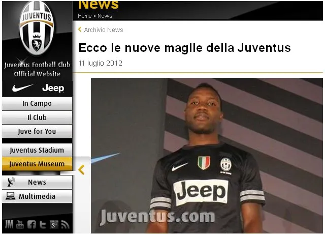 Zrzut ze strony Juventus.com - Kwadwo Asamoah prezentuje nowe stroje Juventusu