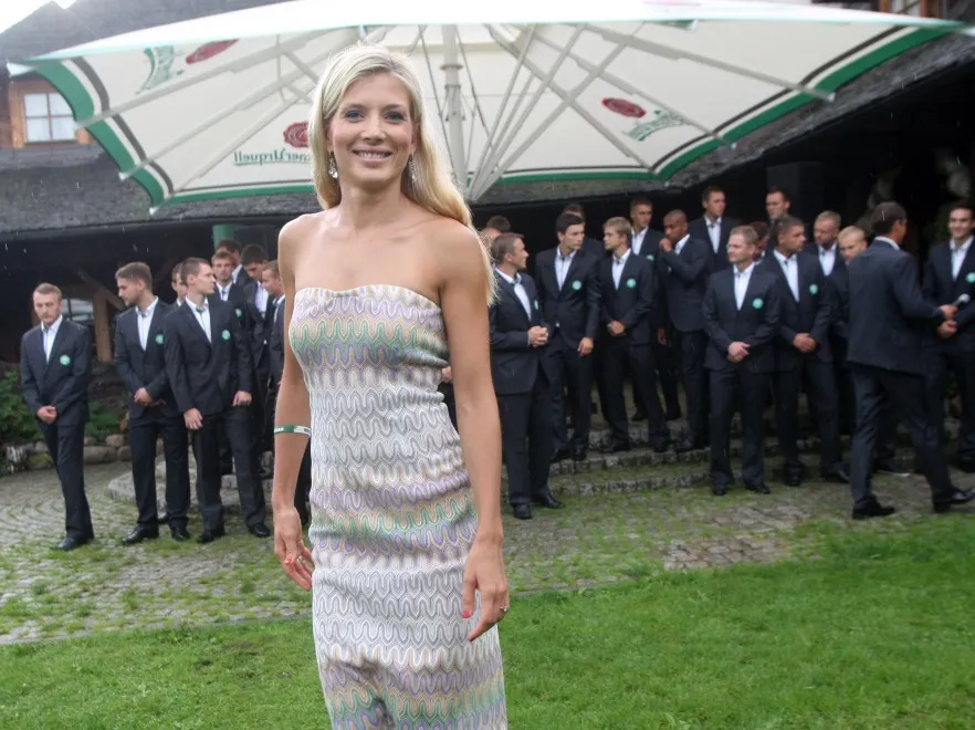 Seksapil to jej broń kobieca: prezes Warty Poznań błyszczy na murawie