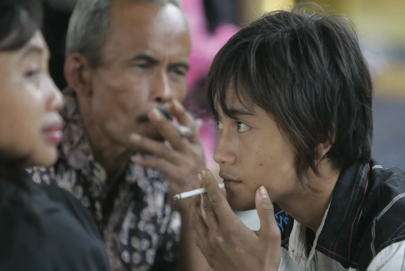 4023466-indonezja-palacz-papierosy.jpg