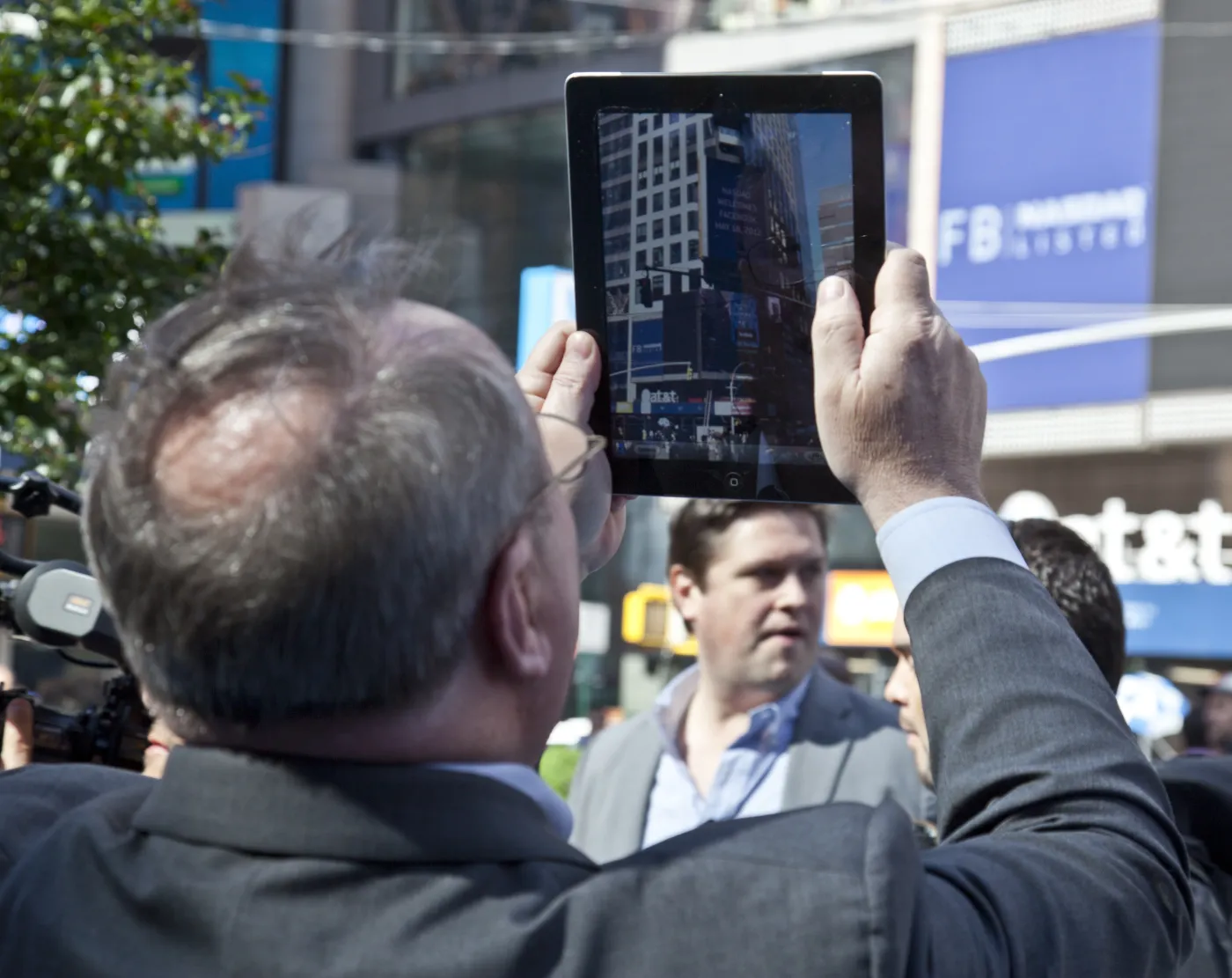 Mężczyzna z iPadem w ręku