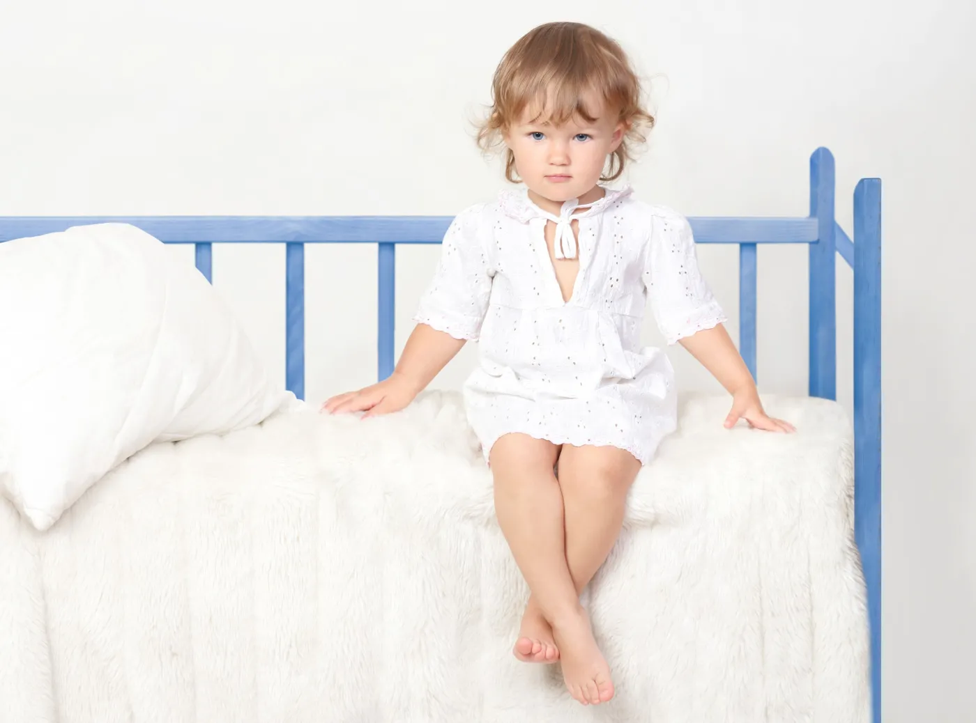 dziecko dziewczynka łóżko