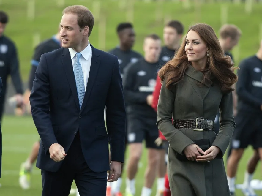 Militarny szyk i talia osy: księżna Catherine z wizytą u piłkarzy