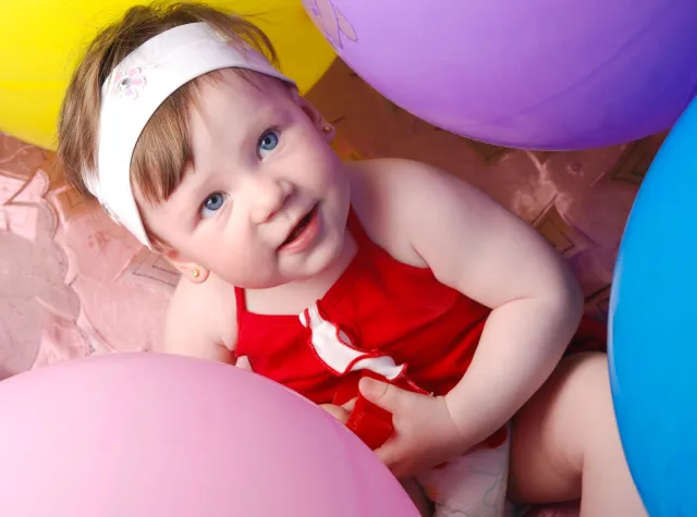 Czy zabawki mogą wpływać na rozwój sensoryczny malucha? Rozmowa z fizjoterapeutką