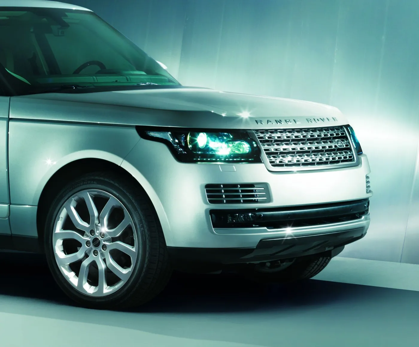 3911577-lr-range-rover-studio1-01.jpg