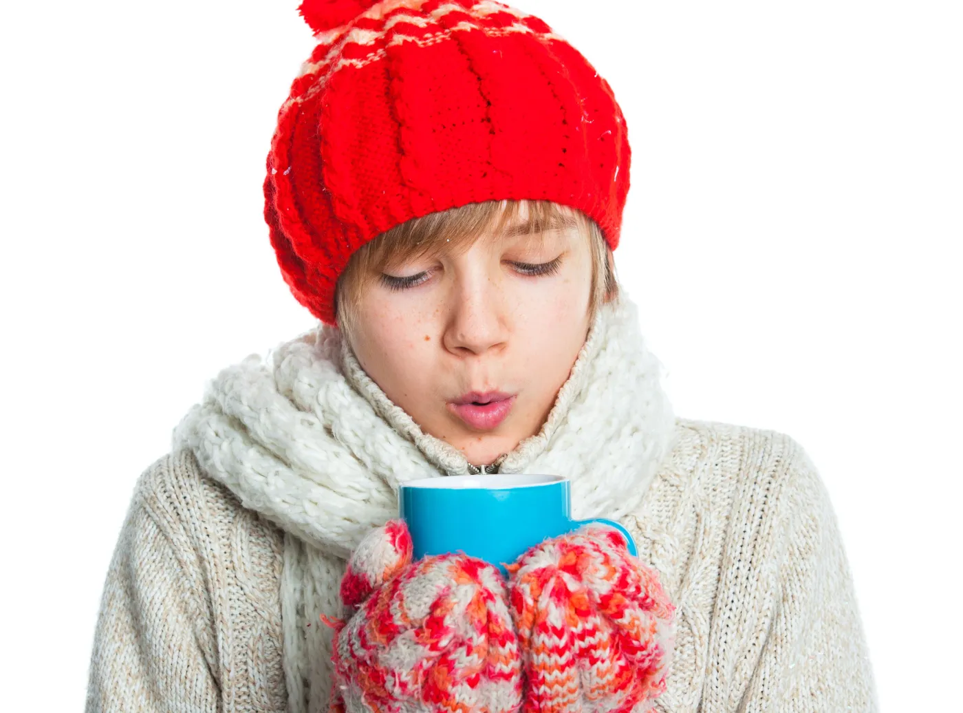 kobieta zimą pije herbatę