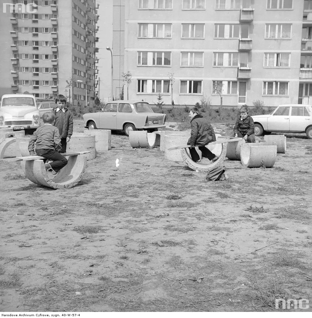 4584698-podworko-prl-dzieci-zabawa.jpg