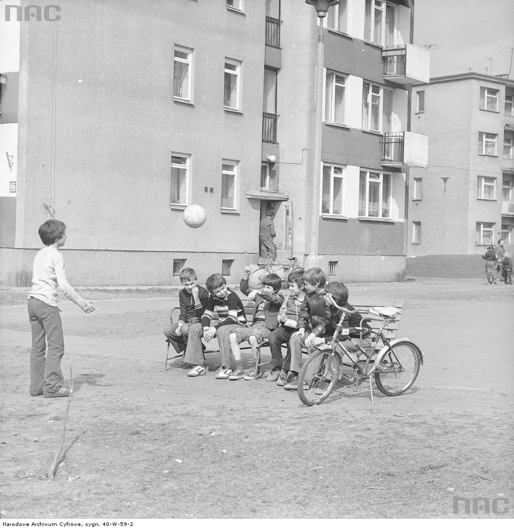4584843-podworko-dzieci-zabawa-prl.jpg