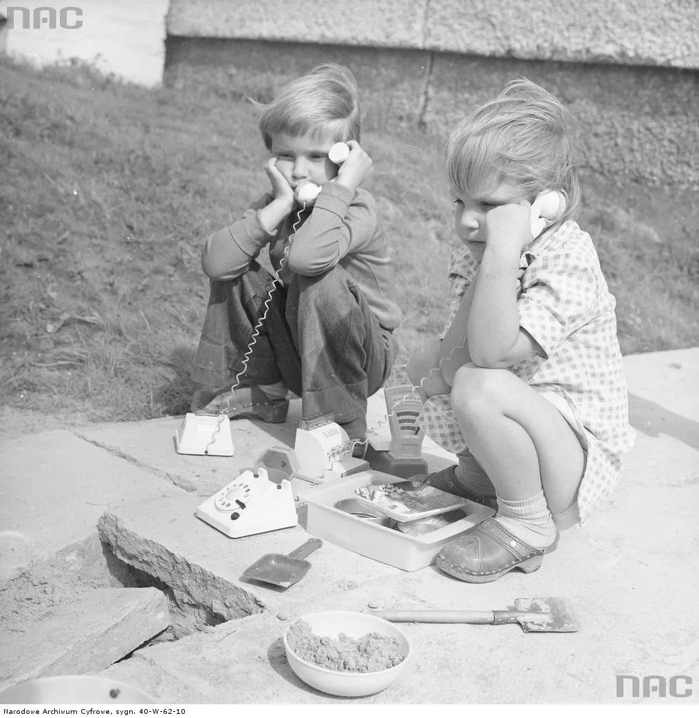 4585122-podworko-prl-dzieci-zabawa.jpg