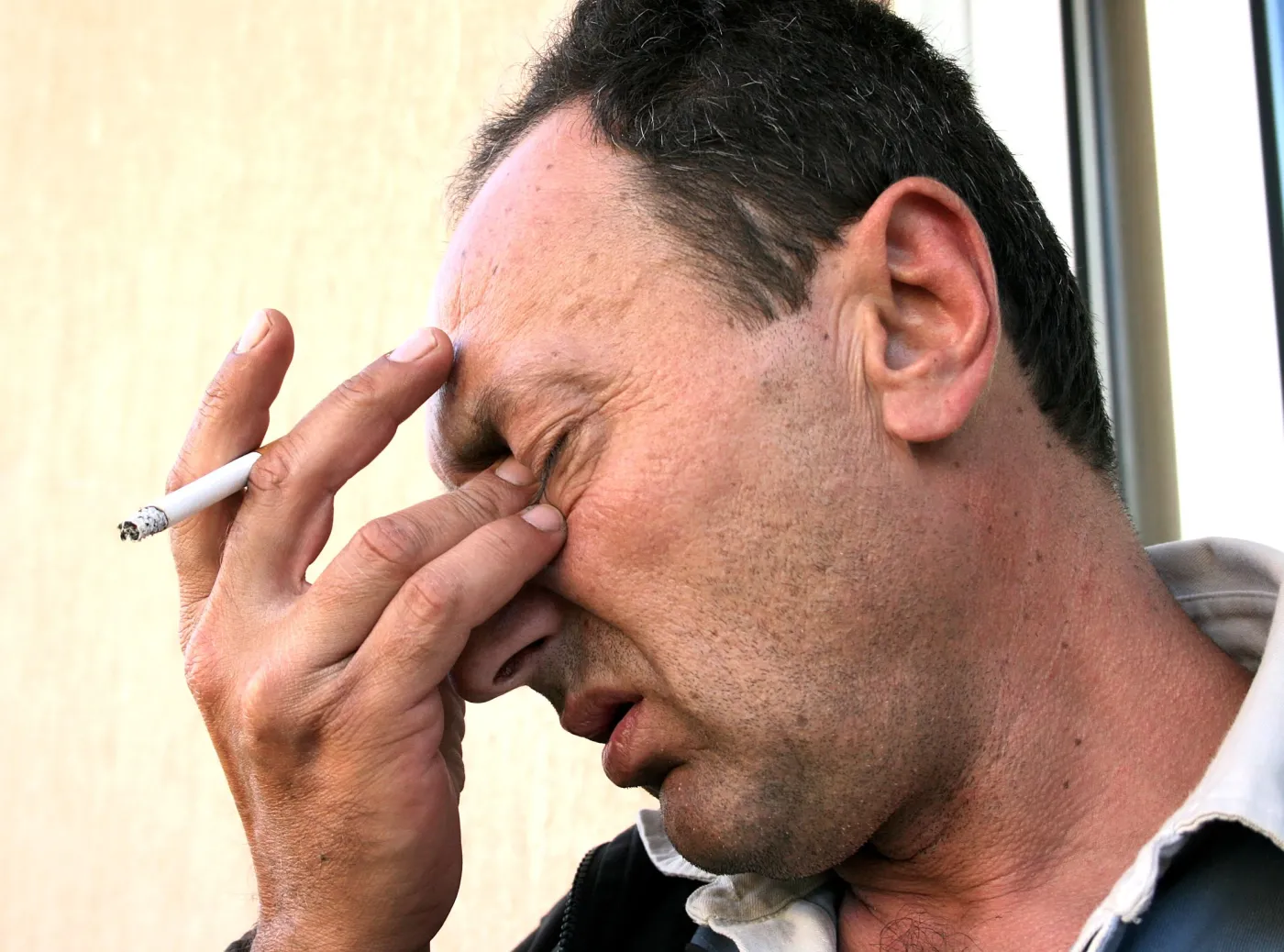 mężczyzna pali papierosy