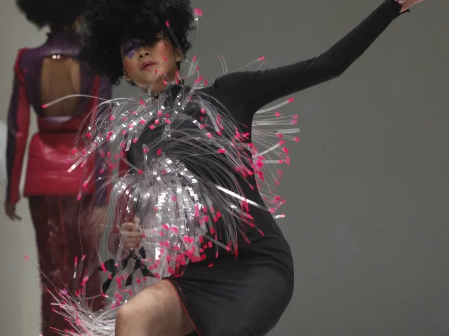 Chwile grozy na wybiegu. Upadek modelki klatka po klatce