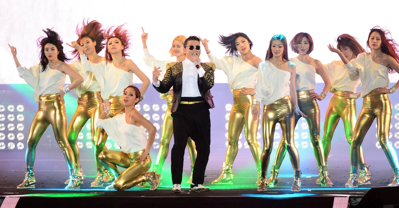Psy wykonuje "Gangnam Style"