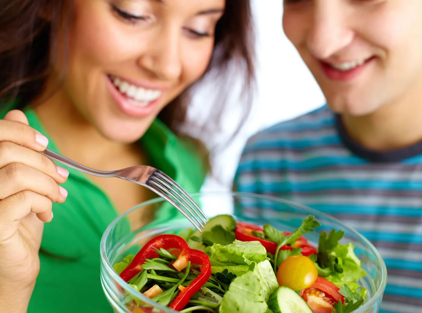 Para je sałatkę warzywną