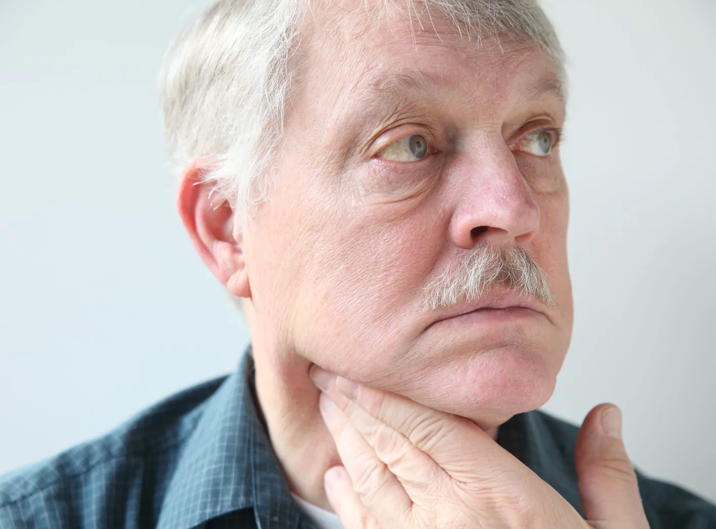 Rak głowy i szyi atakuje Polaków. Poznaj jego objawy