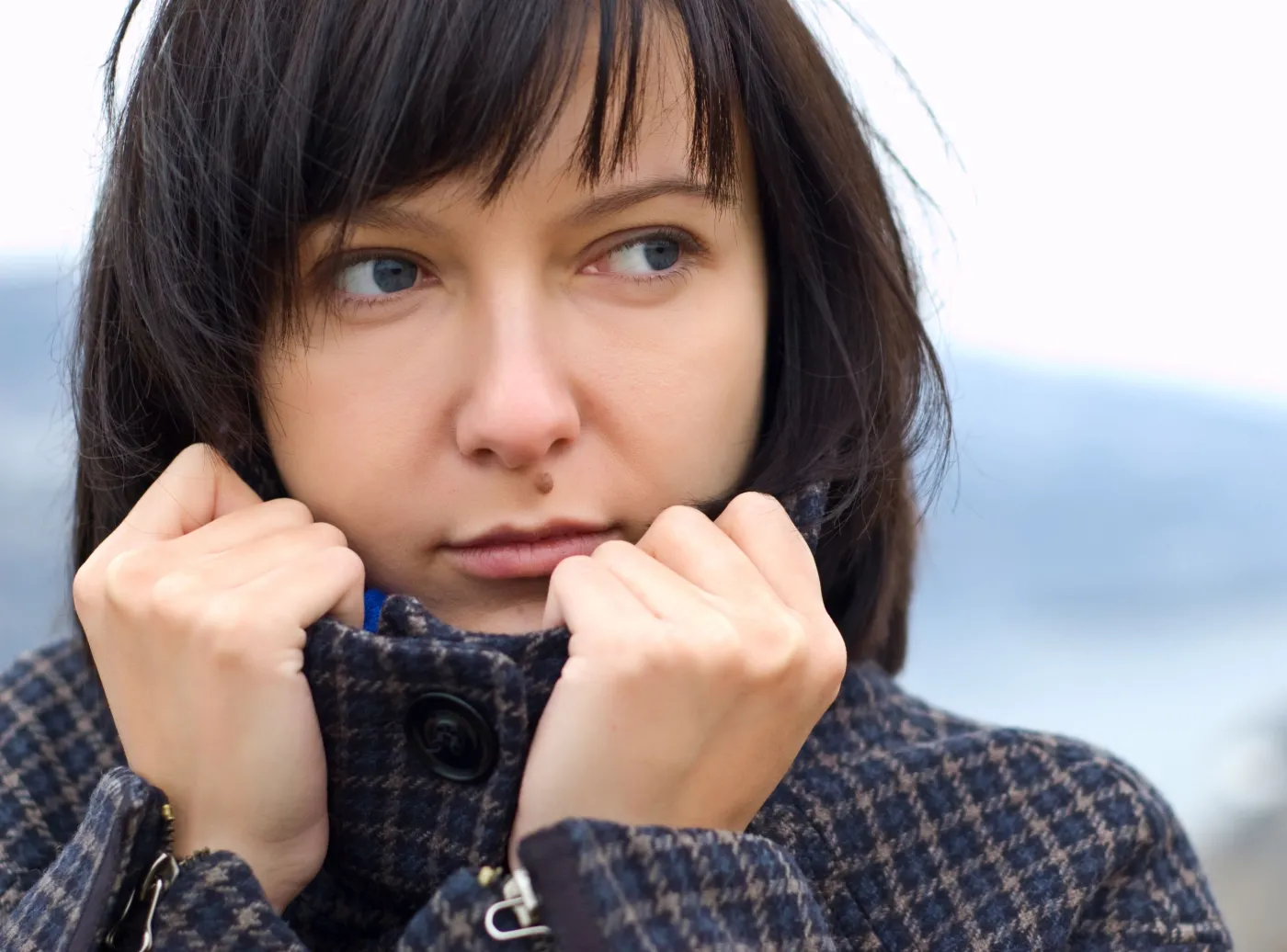 Smutna kobieta na spacerze