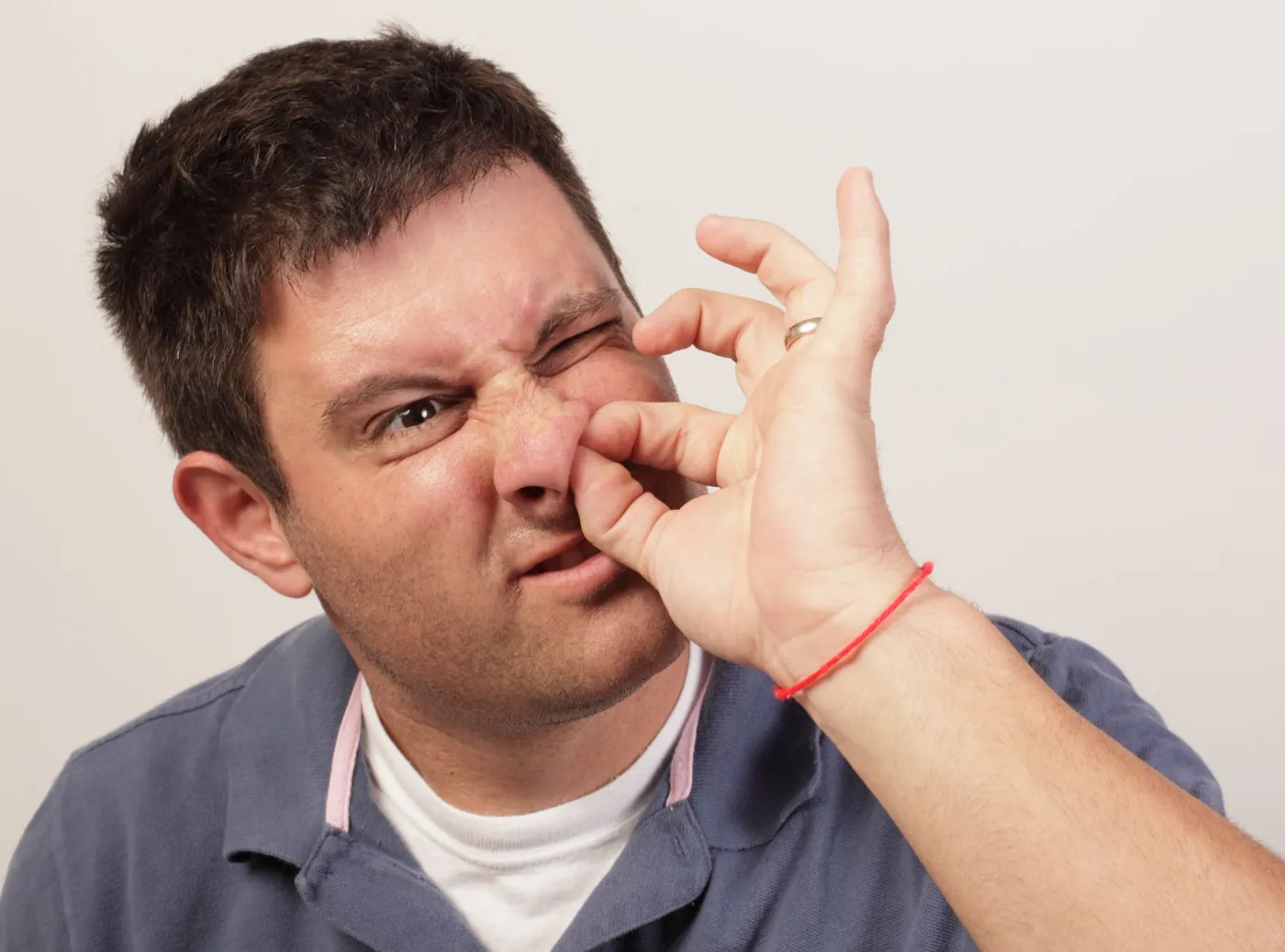 Mężczyzna dłubie w nosie