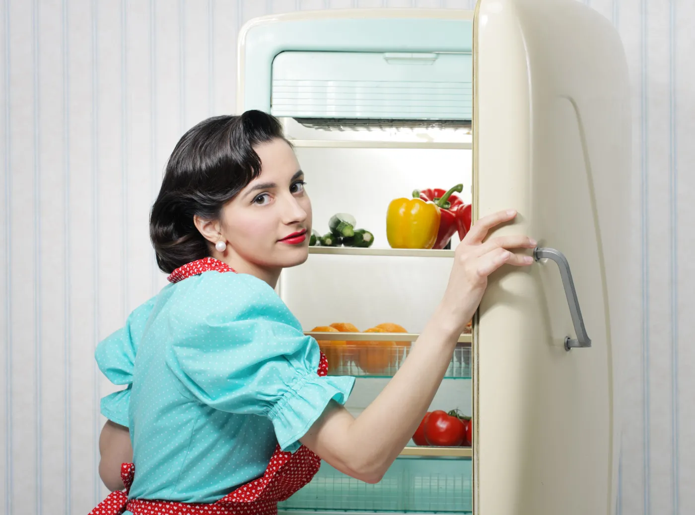 Kobieta zagląda do lodówki