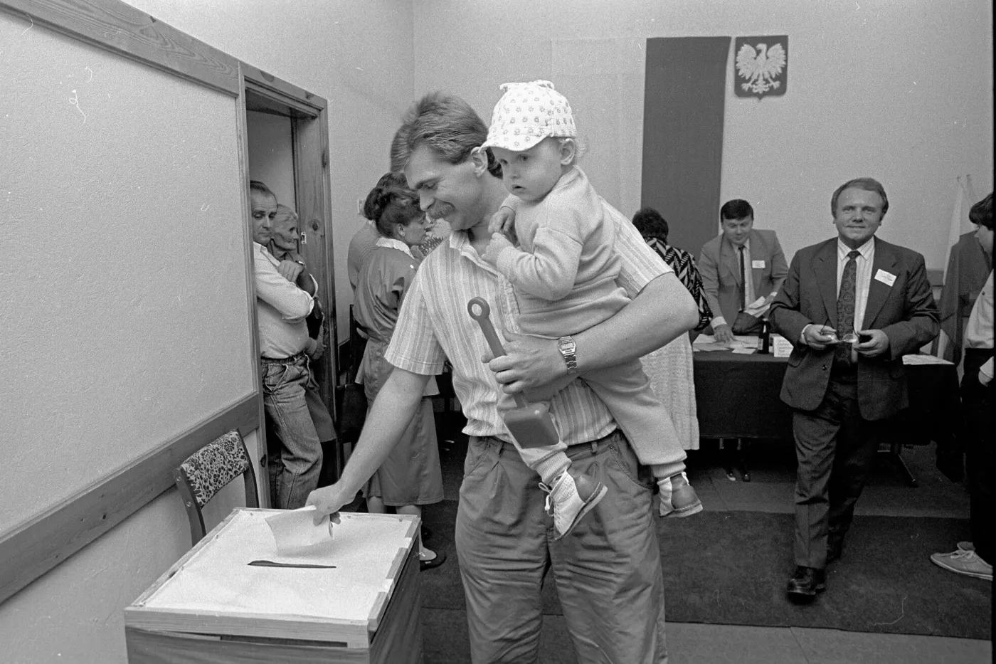 Jaruzelski i Wałęsa głosują. Dziennik Telewizyjny sprzed 24 lat