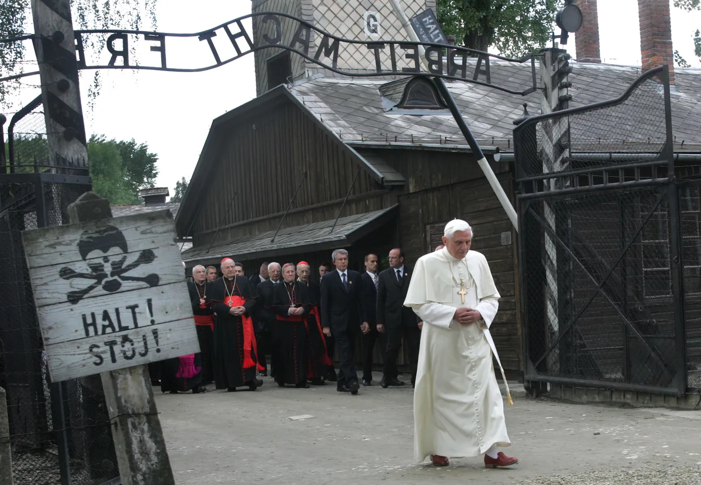 4664771-benedykt-xvi-w-auschwitz.jpg