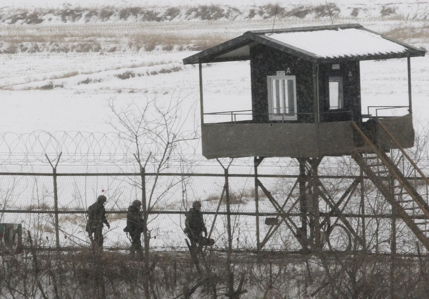 Granica z Koreą Połnocną. Żołnierze południowokoreańscy obsadzają placówkę