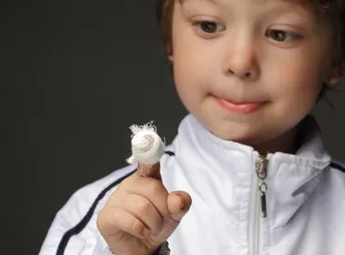 chłopiec ma ranę na palcu