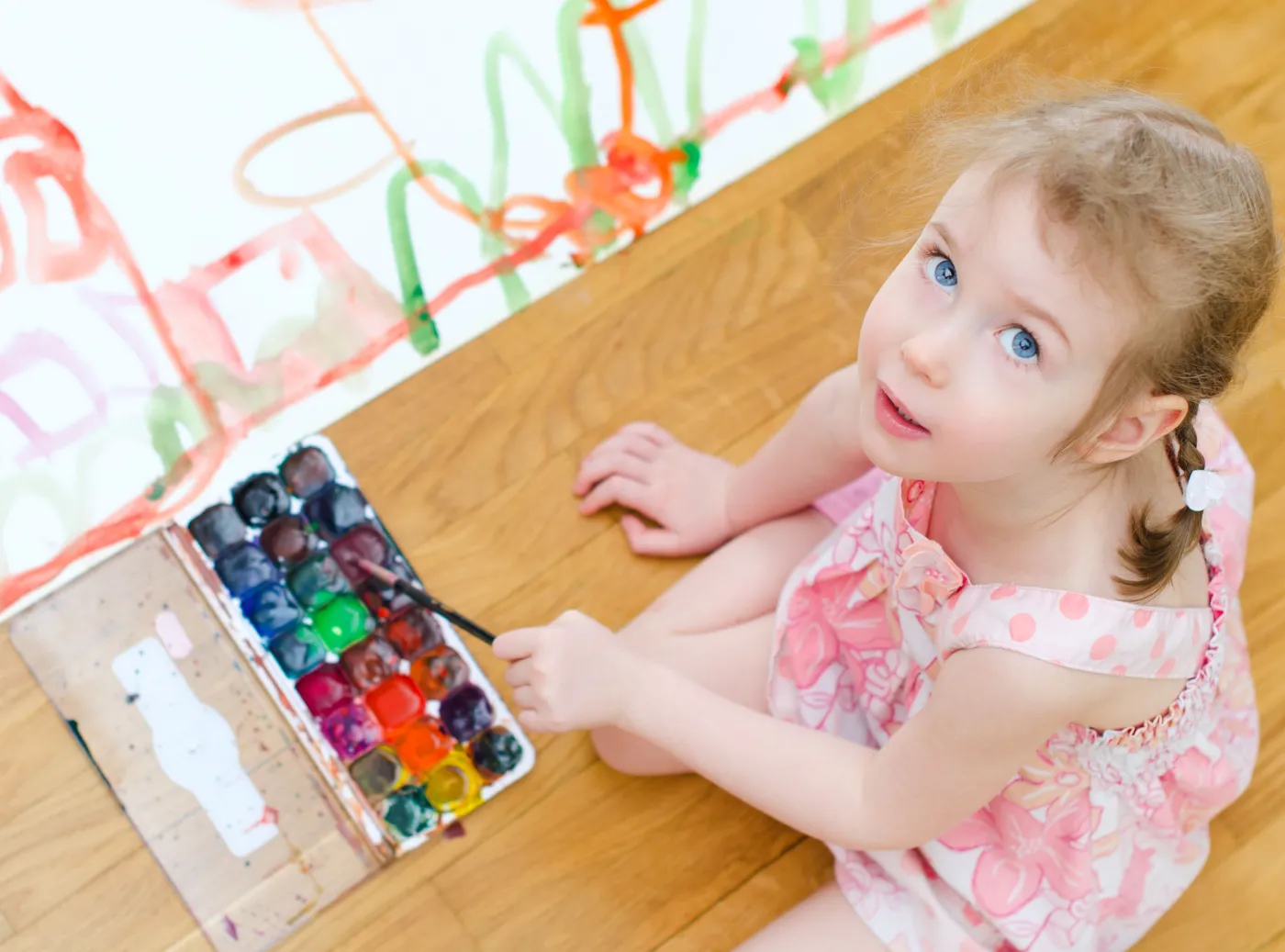 Dziewczynka maluje farbami