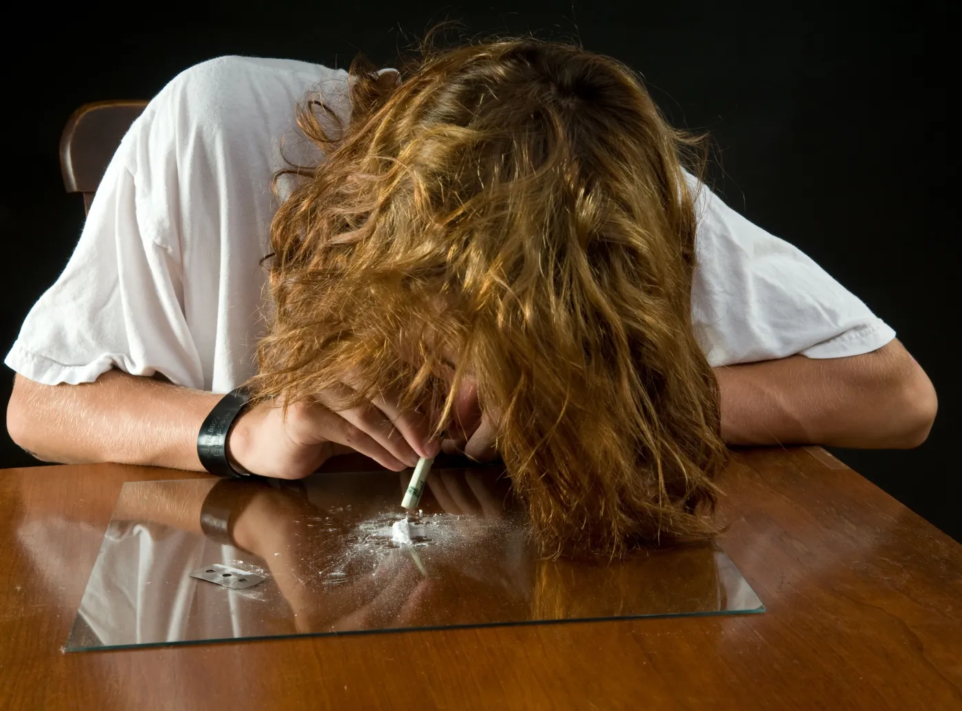 Nastolatek zażywa narkotyk