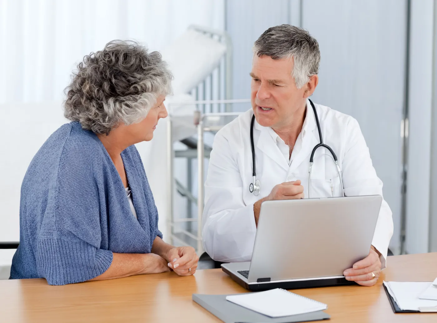 Brakuje geriatrów i zaledwie 500 miejsc na oddziałach geriatrycznych