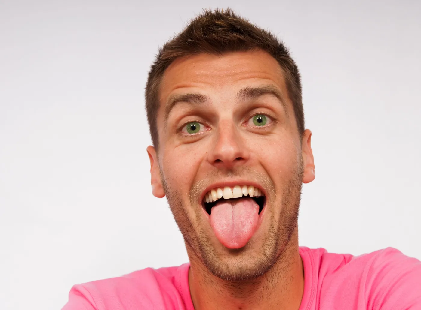 Mężczyzna pokazuje język