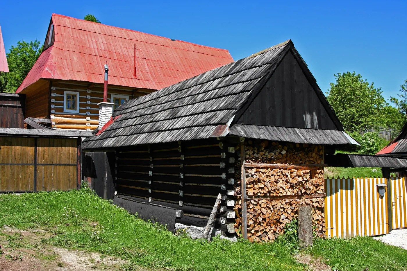 Piękna wioska ma ponad 400 lat. Leży przy granicy z Polską
