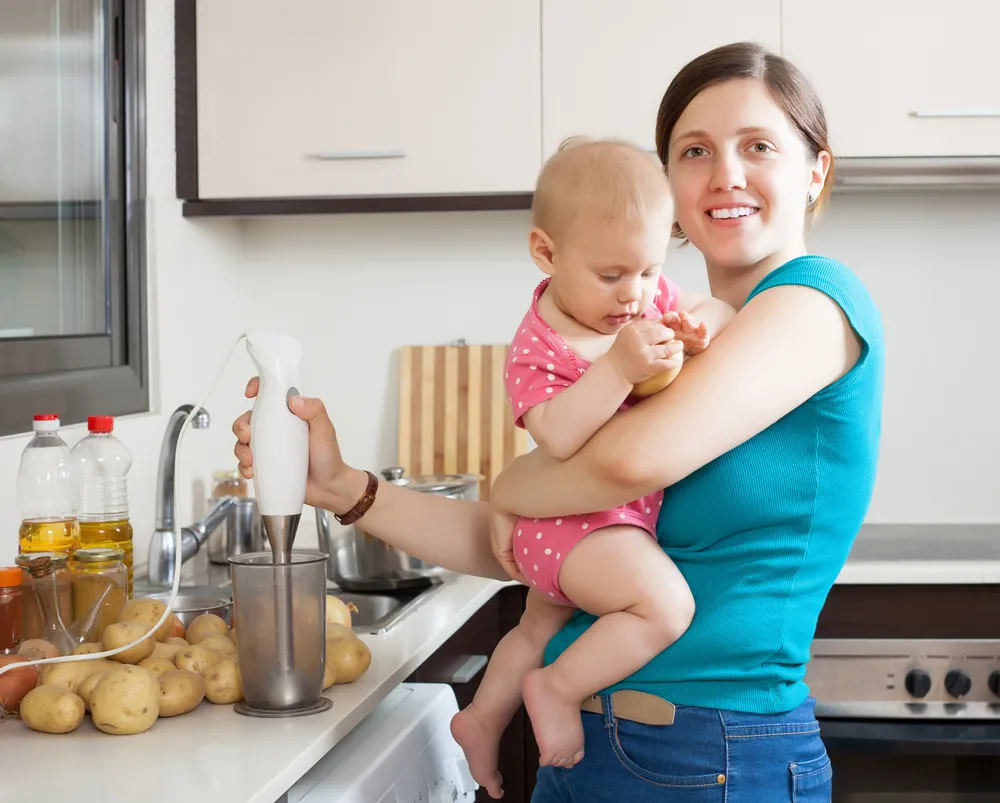 Matka z dzieckiem w kuchni