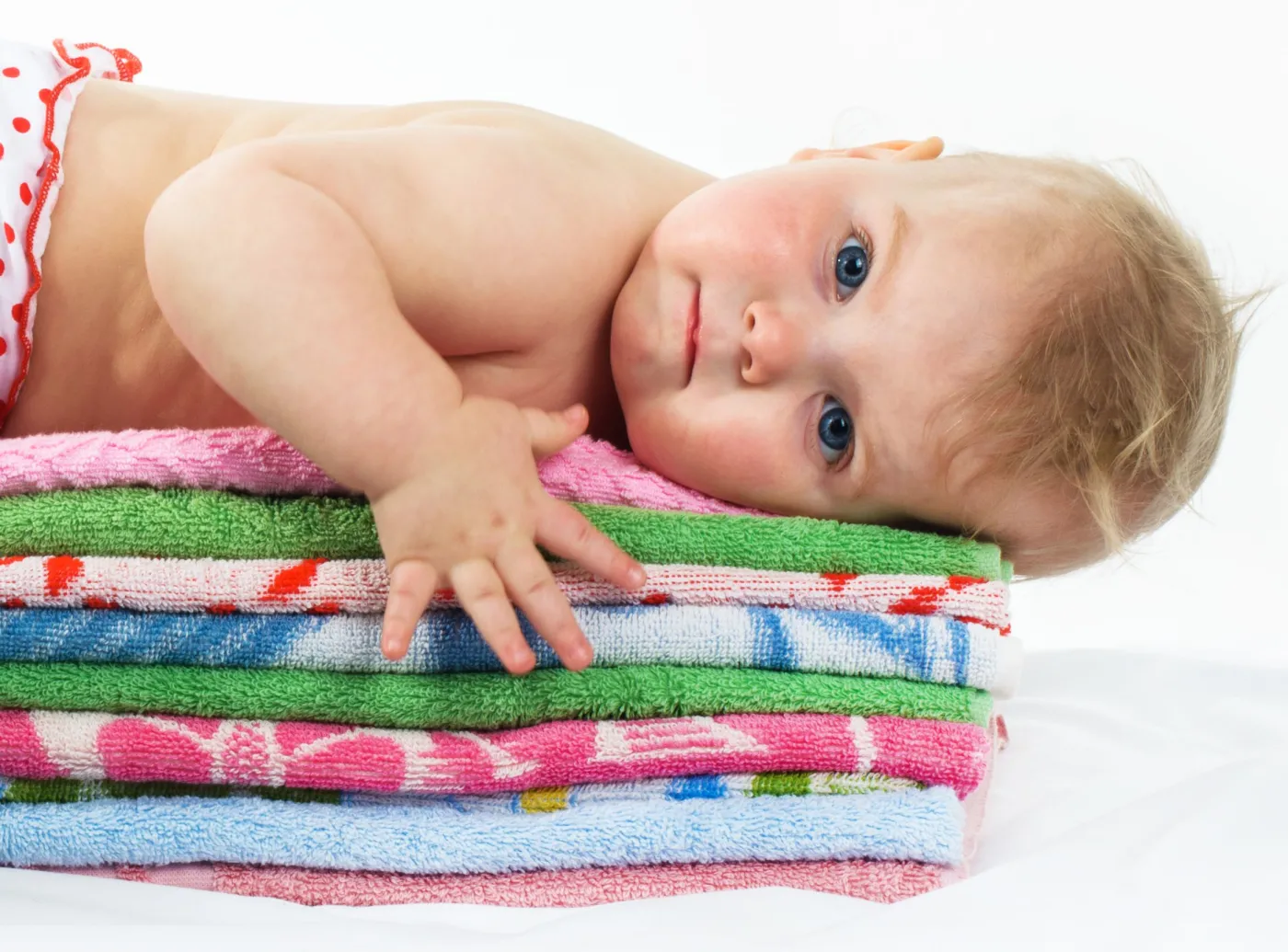 Dziecko leży na ręcznikach