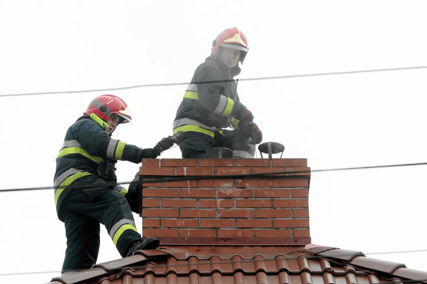 Śmiertelne ofiary mrozu i czadu. Coraz więcej gospodarstw bez prądu