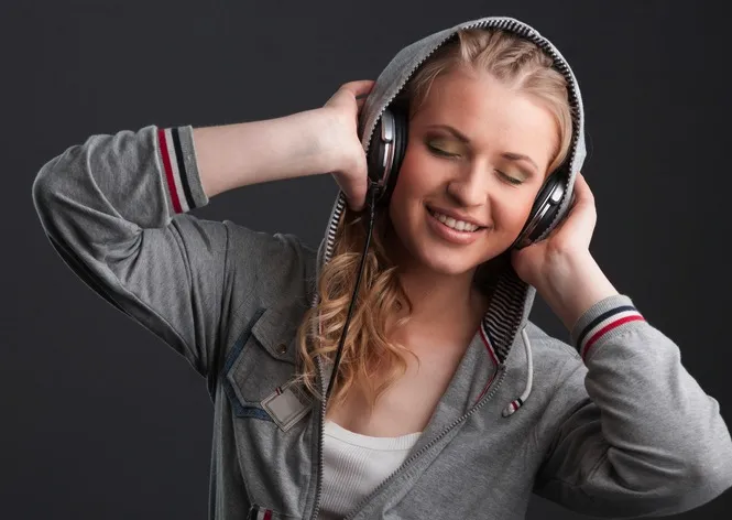 Dziewczyna w słuchawkach