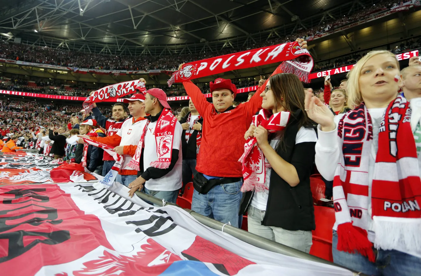 5525567-polscy-kibice-na-wembley.jpg